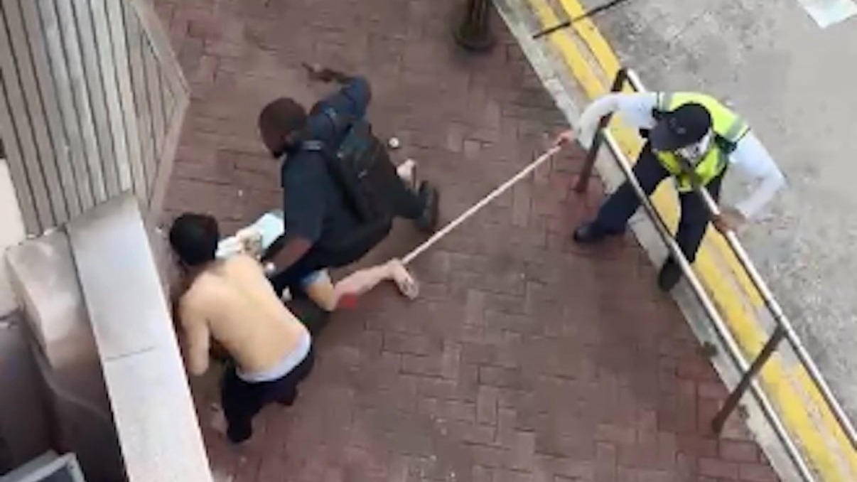 香港港岛域多利道男子斩人，一名女佣及一名男保安受伤