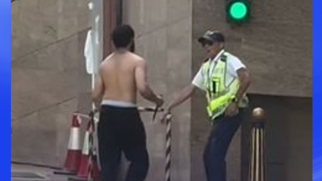 香港街头突发！一赤膊男子挥刀追斩行人，被警方拘捕